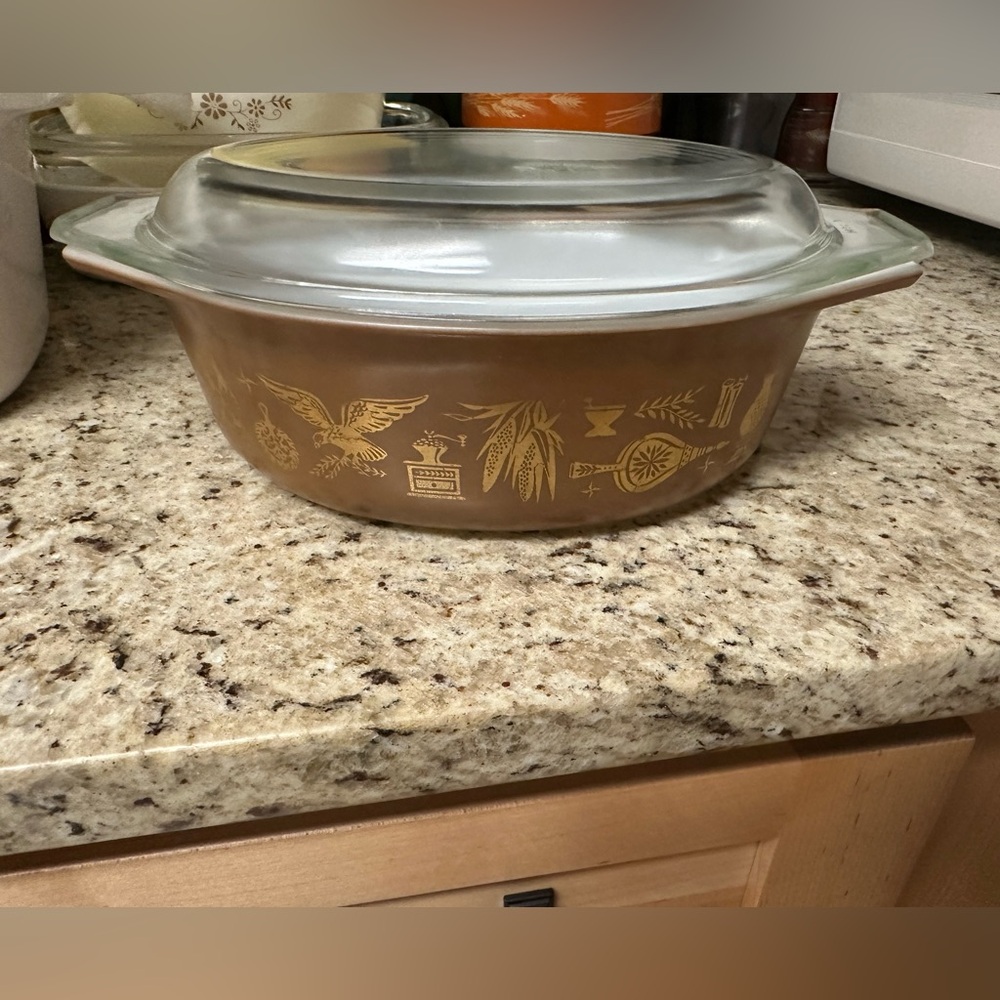 Vintage Pyrex 1 1/2 quart oval casserole dish in Early American, with lid.